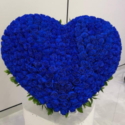 Сердце из 351 синей розы «Сапфир»
